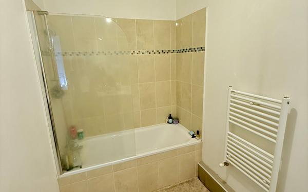 Appartement à vendre    3 pièces • 60,95 m2 Marseille 11