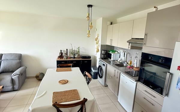 Appartement à vendre    3 pièces • 60,95 m2 Marseille 11