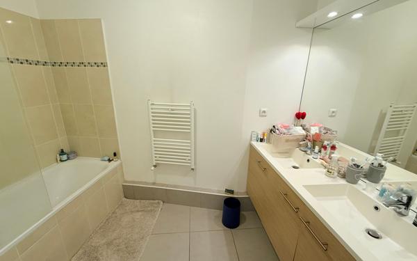 Appartement à vendre    3 pièces • 60,95 m2 Marseille 11