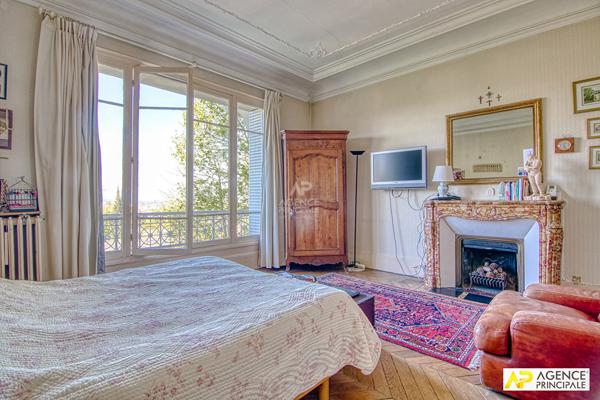 Versailles Clagny Appartement 6 pièces 158 m² carrez situé au 1er étage d'une superbe bâtisse 19ème avec grenier et 2 caves 1 320 000 € **  - Référence  28698