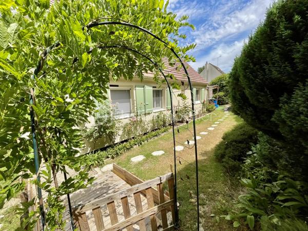 Idéalement située dans une résidence calme et recherchée, cette agréable maison bénéficie d’un emplacement privilégié, à seulement 2 minutes à pied des commerces, des écoles et de la gare SNCF (Ligne J – Paris Saint-Lazare).
Édifiée sur un magnifique terrain arboré de 2 344 m², parfaitement entretenu, cette maison offre un plain-pied de vie et ne nécessite aucun travaux.
Elle se compose de :
● Une belle entrée avec couloir de distribution de 8,5 m².
● Un WC indépendant.
● Une cuisine aménagée de 10 m².
● Un salon/salle à manger lumineux de 24 m² avec cheminée insert.
● Une salle de bains de 4,5 m².
● Une première chambre de 9 m².
● Une deuxième chambre de 12 m² avec placard.
● Une troisième chambre de 13 m² avec placard.
Le sous-sol total offre de nombreux espaces de rangement ainsi qu’un garage pouvant accueillir jusqu’à trois véhicules.

Les atouts :
● Aucun travaux à prévoir.
● Belle terrasse orientée sud est.
● Isolation thermique par l’extérieur.
● Combles isolés avec 40 cm d’isolant.
● Adoucisseur d’eau.
● Chauffage électrique complété par un poêle à bois.
● Terrain arboré de 2 400 m².
● Résidence calme et agréable.
● Gare SNCF (Ligne J – Paris Saint-Lazare) et commerces accessibles à pied en seulement 2 minutes.

Une maison parfaitement entretenue, idéale pour une famille recherchant le confort d’un plain-pied avec la proximité immédiate de toutes les commodités.
À visiter sans tarder !