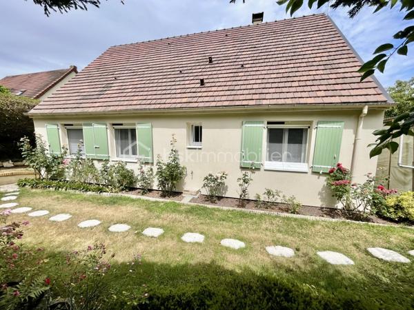 Idéalement située dans une résidence calme et recherchée, cette agréable maison bénéficie d’un emplacement privilégié, à seulement 2 minutes à pied des commerces, des écoles et de la gare SNCF (Ligne J – Paris Saint-Lazare).
Édifiée sur un magnifique terrain arboré de 2 344 m², parfaitement entretenu, cette maison offre un plain-pied de vie et ne nécessite aucun travaux.
Elle se compose de :
● Une belle entrée avec couloir de distribution de 8,5 m².
● Un WC indépendant.
● Une cuisine aménagée de 10 m².
● Un salon/salle à manger lumineux de 24 m² avec cheminée insert.
● Une salle de bains de 4,5 m².
● Une première chambre de 9 m².
● Une deuxième chambre de 12 m² avec placard.
● Une troisième chambre de 13 m² avec placard.
Le sous-sol total offre de nombreux espaces de rangement ainsi qu’un garage pouvant accueillir jusqu’à trois véhicules.

Les atouts :
● Aucun travaux à prévoir.
● Belle terrasse orientée sud est.
● Isolation thermique par l’extérieur.
● Combles isolés avec 40 cm d’isolant.
● Adoucisseur d’eau.
● Chauffage électrique complété par un poêle à bois.
● Terrain arboré de 2 400 m².
● Résidence calme et agréable.
● Gare SNCF (Ligne J – Paris Saint-Lazare) et commerces accessibles à pied en seulement 2 minutes.

Une maison parfaitement entretenue, idéale pour une famille recherchant le confort d’un plain-pied avec la proximité immédiate de toutes les commodités.
À visiter sans tarder !