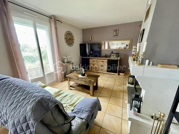 Idéalement située dans une résidence calme et recherchée, cette agréable maison bénéficie d’un emplacement privilégié, à seulement 2 minutes à pied des commerces, des écoles et de la gare SNCF (Ligne J – Paris Saint-Lazare).
Édifiée sur un magnifique terrain arboré de 2 344 m², parfaitement entretenu, cette maison offre un plain-pied de vie et ne nécessite aucun travaux.
Elle se compose de :
● Une belle entrée avec couloir de distribution de 8,5 m².
● Un WC indépendant.
● Une cuisine aménagée de 10 m².
● Un salon/salle à manger lumineux de 24 m² avec cheminée insert.
● Une salle de bains de 4,5 m².
● Une première chambre de 9 m².
● Une deuxième chambre de 12 m² avec placard.
● Une troisième chambre de 13 m² avec placard.
Le sous-sol total offre de nombreux espaces de rangement ainsi qu’un garage pouvant accueillir jusqu’à trois véhicules.

Les atouts :
● Aucun travaux à prévoir.
● Belle terrasse orientée sud est.
● Isolation thermique par l’extérieur.
● Combles isolés avec 40 cm d’isolant.
● Adoucisseur d’eau.
● Chauffage électrique complété par un poêle à bois.
● Terrain arboré de 2 400 m².
● Résidence calme et agréable.
● Gare SNCF (Ligne J – Paris Saint-Lazare) et commerces accessibles à pied en seulement 2 minutes.

Une maison parfaitement entretenue, idéale pour une famille recherchant le confort d’un plain-pied avec la proximité immédiate de toutes les commodités.
À visiter sans tarder !