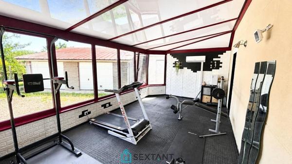 MAISON CONTEMPORAINE DE PLAIN-PIED – 250 m² HABITABLES – TERRAIN DE 3 300 m² – DPE B