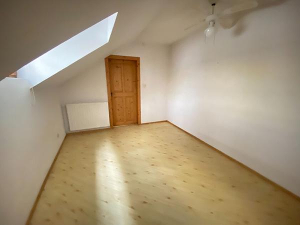 Charmant appartement 3 pièces à vendre au dernier étage en centre-ville de Cernay