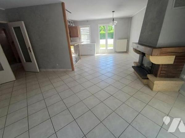 RIVERY: Pavillon individuel de 122 m² avec double garage, sur terrain de 592 m² doté d'une piscine