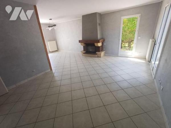 RIVERY: Pavillon individuel de 122 m² avec double garage, sur terrain de 592 m² doté d'une piscine