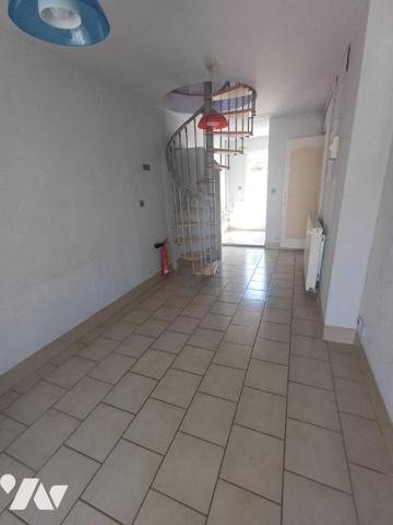 RIVERY: Pavillon individuel de 122 m² avec double garage, sur terrain de 592 m² doté d'une piscine