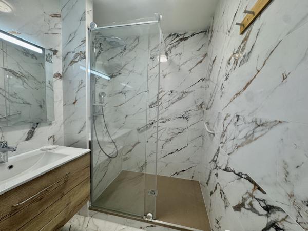 Marseille (13005) Appartement de standing – Etage élevé – Traversant – Balcon Sud – Parking inclus