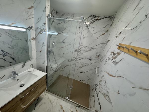 Marseille (13005) Appartement de standing – Etage élevé – Traversant – Balcon Sud – Parking inclus