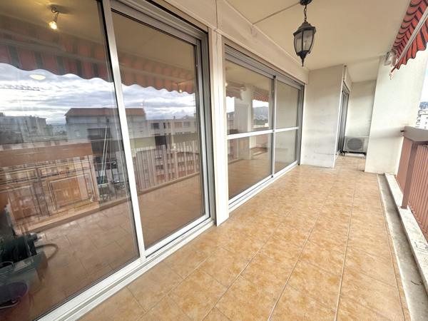 Marseille (13005) Appartement de standing – Etage élevé – Traversant – Balcon Sud – Parking inclus