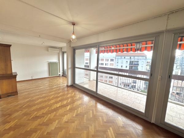 Marseille (13005) Appartement de standing – Etage élevé – Traversant – Balcon Sud – Parking inclus