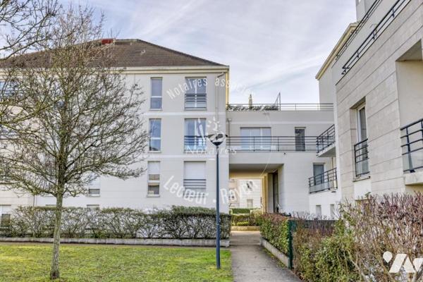 Duplex de 104 m2 avec 42 m2 de terrasses, 4 chambres, Village Montigny le Bretonneux