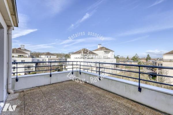 Duplex de 104 m2 avec 42 m2 de terrasses, 4 chambres, Village Montigny le Bretonneux