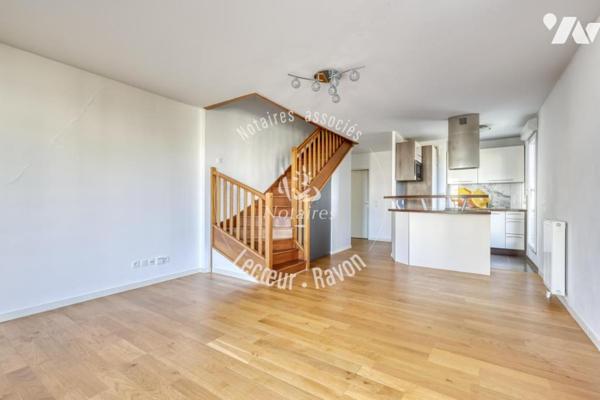 Duplex de 104 m2 avec 42 m2 de terrasses, 4 chambres, Village Montigny le Bretonneux