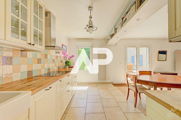 Appartement Rueil Malmaison 5 pièce(s) 127.88 m2 995 000 € **  - Référence  17468