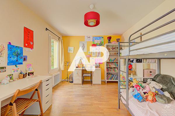 Appartement Rueil Malmaison 5 pièce(s) 127.88 m2 995 000 € **  - Référence  17468