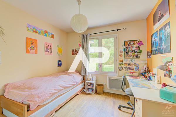 Appartement Rueil Malmaison 5 pièce(s) 127.88 m2 995 000 € **  - Référence  17468
