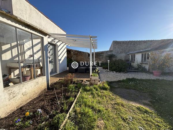 Maison rénovée avec jardin et dépendances – Proche bourg