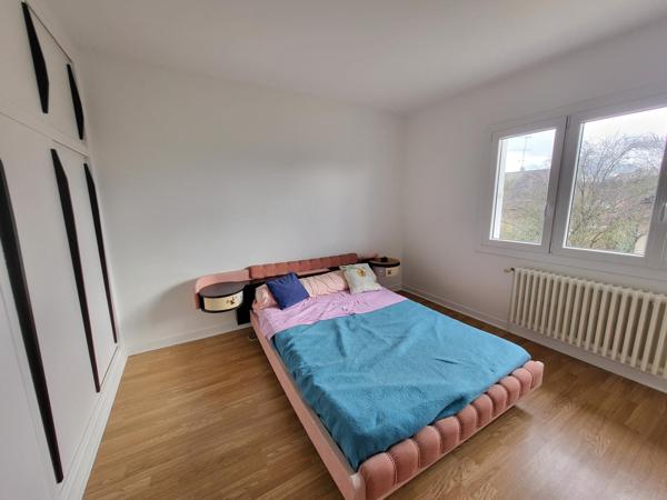 A 600 mètres du centre ville commerçant d' Arpajon. Maison familiale rénovée, 4 chambres dans quartier très recherché