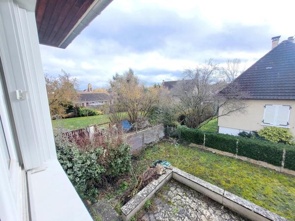 A 600 mètres du centre ville commerçant d' Arpajon. Maison familiale rénovée, 4 chambres dans quartier très recherché