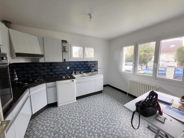 A 600 mètres du centre ville commerçant d' Arpajon. Maison familiale rénovée, 4 chambres dans quartier très recherché