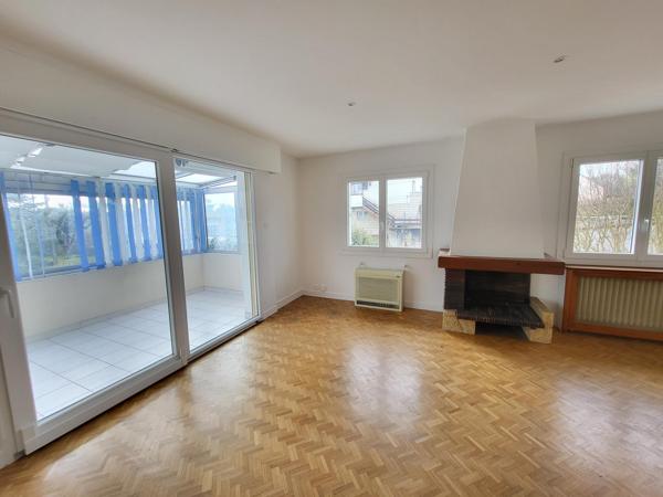 A 600 mètres du centre ville commerçant d' Arpajon. Maison familiale rénovée, 4 chambres dans quartier très recherché