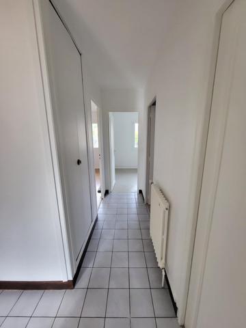 A 600 mètres du centre ville commerçant d' Arpajon. Maison familiale rénovée, 4 chambres dans quartier très recherché