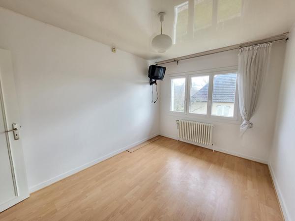 A 600 mètres du centre ville commerçant d' Arpajon. Maison familiale rénovée, 4 chambres dans quartier très recherché