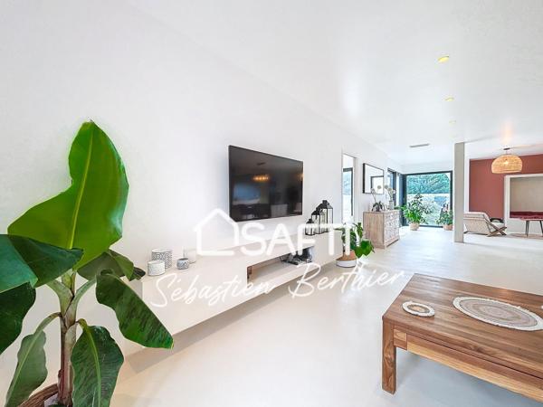 Villa design avec piscine et volumes généreux