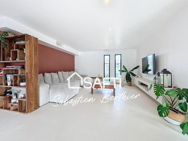 Villa design avec piscine et volumes généreux