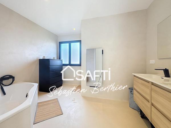 Villa design avec piscine et volumes généreux