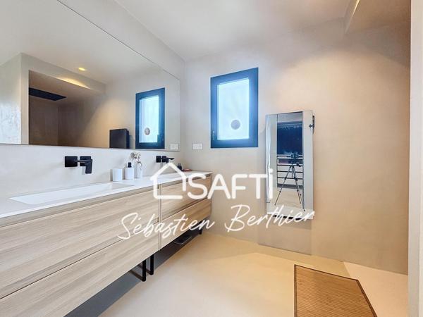 Villa design avec piscine et volumes généreux