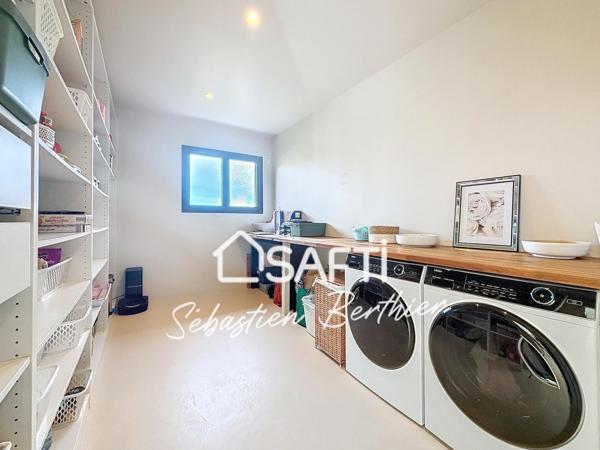 Villa design avec piscine et volumes généreux