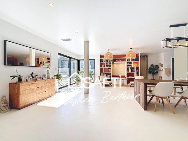 Villa design avec piscine et volumes généreux