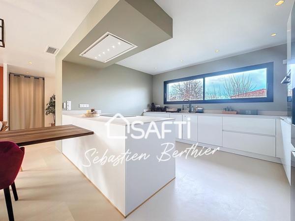 Villa design avec piscine et volumes généreux