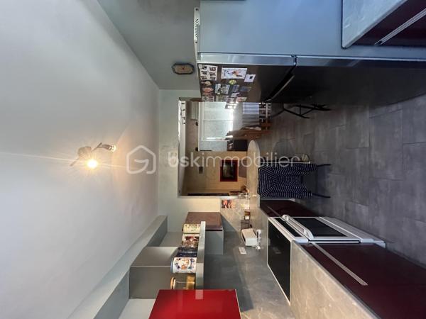 Cette maison d’environ 93 m² habitables, située dans un quartier calme avec services publics et zone commerciale à proximité, offre une organisation agréable et fonctionnelle, idéale pour une famille.

Au rez-de-chaussée, vous découvrirez une cuisine équipée et aménagée, ouverte sur une salle à manger elle-même ouverte sur le salon, créant un bel espace de vie convivial d’environ 40 m². La présence d’une cheminée apporte également une touche chaleureuse à l’ensemble.

Côté nuit, la maison dispose de 4 chambres, dont 2 chambres de plus de 12 m², offrant de beaux espaces pour toute la famille, une chambre d’amis ou encore un bureau.

La maison dispose également d’une salle d'eau ainsi que de différents espaces de rangement.

Un garage avec ouverture motorisée permet de stationner facilement un véhicule et offre un espace de rangement supplémentaire.
La maison bénéficie également d’une cave d’environ 20 m², idéale pour le stockage, le bricolage ou pour aménager un espace supplémentaire selon vos besoins.

À l’extérieur, vous profiterez d’une parcelle d’environ 299 m², une surface agréable permettant de profiter d’un extérieur sans les contraintes d’un grand terrain.

Une maison familiale, fonctionnelle et déjà bien équipée, avec 4 chambres, un bel espace de vie, une climatisation réversible, un garage et une cave de 20 m².

A visiter sans tarder