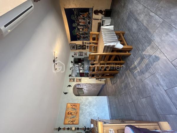 Cette maison d’environ 93 m² habitables, située dans un quartier calme avec services publics et zone commerciale à proximité, offre une organisation agréable et fonctionnelle, idéale pour une famille.

Au rez-de-chaussée, vous découvrirez une cuisine équipée et aménagée, ouverte sur une salle à manger elle-même ouverte sur le salon, créant un bel espace de vie convivial d’environ 40 m². La présence d’une cheminée apporte également une touche chaleureuse à l’ensemble.

Côté nuit, la maison dispose de 4 chambres, dont 2 chambres de plus de 12 m², offrant de beaux espaces pour toute la famille, une chambre d’amis ou encore un bureau.

La maison dispose également d’une salle d'eau ainsi que de différents espaces de rangement.

Un garage avec ouverture motorisée permet de stationner facilement un véhicule et offre un espace de rangement supplémentaire.
La maison bénéficie également d’une cave d’environ 20 m², idéale pour le stockage, le bricolage ou pour aménager un espace supplémentaire selon vos besoins.

À l’extérieur, vous profiterez d’une parcelle d’environ 299 m², une surface agréable permettant de profiter d’un extérieur sans les contraintes d’un grand terrain.

Une maison familiale, fonctionnelle et déjà bien équipée, avec 4 chambres, un bel espace de vie, une climatisation réversible, un garage et une cave de 20 m².

A visiter sans tarder
