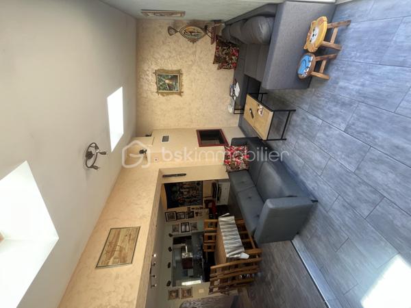 Cette maison d’environ 93 m² habitables, située dans un quartier calme avec services publics et zone commerciale à proximité, offre une organisation agréable et fonctionnelle, idéale pour une famille.

Au rez-de-chaussée, vous découvrirez une cuisine équipée et aménagée, ouverte sur une salle à manger elle-même ouverte sur le salon, créant un bel espace de vie convivial d’environ 40 m². La présence d’une cheminée apporte également une touche chaleureuse à l’ensemble.

Côté nuit, la maison dispose de 4 chambres, dont 2 chambres de plus de 12 m², offrant de beaux espaces pour toute la famille, une chambre d’amis ou encore un bureau.

La maison dispose également d’une salle d'eau ainsi que de différents espaces de rangement.

Un garage avec ouverture motorisée permet de stationner facilement un véhicule et offre un espace de rangement supplémentaire.
La maison bénéficie également d’une cave d’environ 20 m², idéale pour le stockage, le bricolage ou pour aménager un espace supplémentaire selon vos besoins.

À l’extérieur, vous profiterez d’une parcelle d’environ 299 m², une surface agréable permettant de profiter d’un extérieur sans les contraintes d’un grand terrain.

Une maison familiale, fonctionnelle et déjà bien équipée, avec 4 chambres, un bel espace de vie, une climatisation réversible, un garage et une cave de 20 m².

A visiter sans tarder
