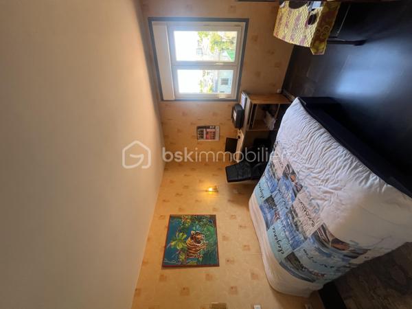 Cette maison d’environ 93 m² habitables, située dans un quartier calme avec services publics et zone commerciale à proximité, offre une organisation agréable et fonctionnelle, idéale pour une famille.

Au rez-de-chaussée, vous découvrirez une cuisine équipée et aménagée, ouverte sur une salle à manger elle-même ouverte sur le salon, créant un bel espace de vie convivial d’environ 40 m². La présence d’une cheminée apporte également une touche chaleureuse à l’ensemble.

Côté nuit, la maison dispose de 4 chambres, dont 2 chambres de plus de 12 m², offrant de beaux espaces pour toute la famille, une chambre d’amis ou encore un bureau.

La maison dispose également d’une salle d'eau ainsi que de différents espaces de rangement.

Un garage avec ouverture motorisée permet de stationner facilement un véhicule et offre un espace de rangement supplémentaire.
La maison bénéficie également d’une cave d’environ 20 m², idéale pour le stockage, le bricolage ou pour aménager un espace supplémentaire selon vos besoins.

À l’extérieur, vous profiterez d’une parcelle d’environ 299 m², une surface agréable permettant de profiter d’un extérieur sans les contraintes d’un grand terrain.

Une maison familiale, fonctionnelle et déjà bien équipée, avec 4 chambres, un bel espace de vie, une climatisation réversible, un garage et une cave de 20 m².

A visiter sans tarder