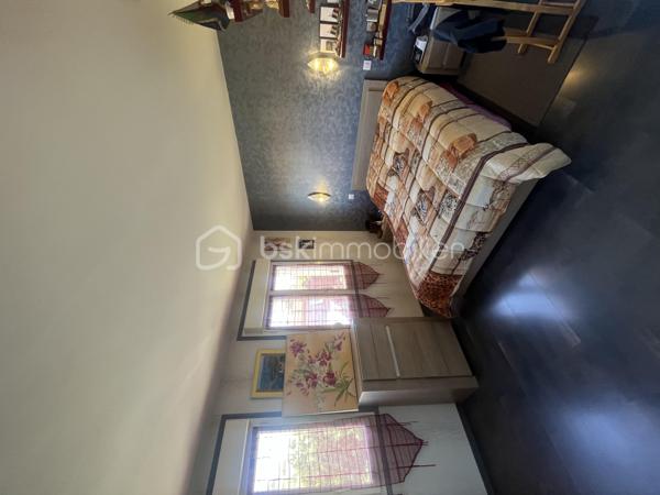 Cette maison d’environ 93 m² habitables, située dans un quartier calme avec services publics et zone commerciale à proximité, offre une organisation agréable et fonctionnelle, idéale pour une famille.

Au rez-de-chaussée, vous découvrirez une cuisine équipée et aménagée, ouverte sur une salle à manger elle-même ouverte sur le salon, créant un bel espace de vie convivial d’environ 40 m². La présence d’une cheminée apporte également une touche chaleureuse à l’ensemble.

Côté nuit, la maison dispose de 4 chambres, dont 2 chambres de plus de 12 m², offrant de beaux espaces pour toute la famille, une chambre d’amis ou encore un bureau.

La maison dispose également d’une salle d'eau ainsi que de différents espaces de rangement.

Un garage avec ouverture motorisée permet de stationner facilement un véhicule et offre un espace de rangement supplémentaire.
La maison bénéficie également d’une cave d’environ 20 m², idéale pour le stockage, le bricolage ou pour aménager un espace supplémentaire selon vos besoins.

À l’extérieur, vous profiterez d’une parcelle d’environ 299 m², une surface agréable permettant de profiter d’un extérieur sans les contraintes d’un grand terrain.

Une maison familiale, fonctionnelle et déjà bien équipée, avec 4 chambres, un bel espace de vie, une climatisation réversible, un garage et une cave de 20 m².

A visiter sans tarder