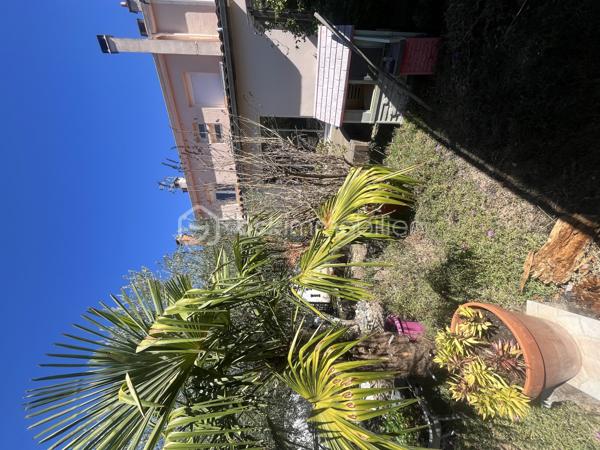 Cette maison d’environ 93 m² habitables, située dans un quartier calme avec services publics et zone commerciale à proximité, offre une organisation agréable et fonctionnelle, idéale pour une famille.

Au rez-de-chaussée, vous découvrirez une cuisine équipée et aménagée, ouverte sur une salle à manger elle-même ouverte sur le salon, créant un bel espace de vie convivial d’environ 40 m². La présence d’une cheminée apporte également une touche chaleureuse à l’ensemble.

Côté nuit, la maison dispose de 4 chambres, dont 2 chambres de plus de 12 m², offrant de beaux espaces pour toute la famille, une chambre d’amis ou encore un bureau.

La maison dispose également d’une salle d'eau ainsi que de différents espaces de rangement.

Un garage avec ouverture motorisée permet de stationner facilement un véhicule et offre un espace de rangement supplémentaire.
La maison bénéficie également d’une cave d’environ 20 m², idéale pour le stockage, le bricolage ou pour aménager un espace supplémentaire selon vos besoins.

À l’extérieur, vous profiterez d’une parcelle d’environ 299 m², une surface agréable permettant de profiter d’un extérieur sans les contraintes d’un grand terrain.

Une maison familiale, fonctionnelle et déjà bien équipée, avec 4 chambres, un bel espace de vie, une climatisation réversible, un garage et une cave de 20 m².

A visiter sans tarder