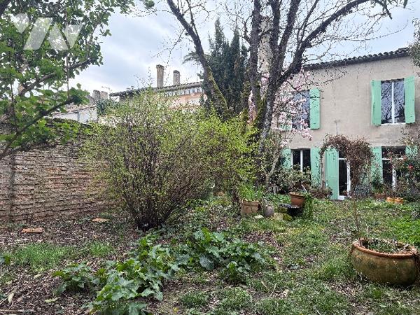 Marmande - Maison de ville en pierre , à pied de l' "hypercentre", aux volumes généreux, avec jardin