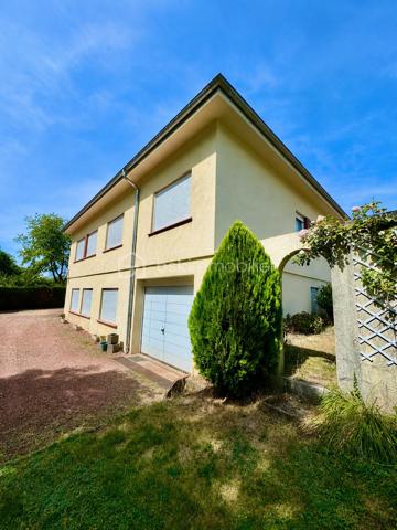 💛 Famille nombreuse, famille recomposée, profession libérale, revenu locatif ou projet intergénérationnel… Cette propriété s'adapte à tous vos projets de vie !

Nathalie Cordier vous propose :
Située dans le quartier du Breckelberg, en lisière de forêt, cette maison individuelle construite en 1966 offre un cadre de vie agréable, alliant calme, nature et proximité des commodités. Édifiée sur un terrain clos et arboré d'environ 12 ares, elle développe environ 175 m² habitables et séduira par ses beaux volumes, sa fonctionnalité et ses nombreuses possibilités d'aménagement.

📍 Un emplacement idéal 
•	🇩🇪 À seulement 5 minutes de la frontière allemande
•	🚗 35 minutes de Metz
•	🇱🇺 50 minutes du Luxembourg

🏠 La maison principale 
Entièrement de plain-pied, elle comprend une spacieuse entrée avec placard, une cuisine équipée, un vaste salon-séjour lumineux, 4 chambres, une salle de bains avec douche, baignoire et double vasque, ainsi qu'un WC indépendant.

🌟 Un appartement indépendant 
En rez-de-jardin, cet espace comprend un salon-séjour, une cuisine, une chambre, une salle de bains avec WC ainsi qu'un débarras.

💡 Idéal pour :
✔️ une profession libérale ou une activité indépendante ;
✔️ accueillir un adolescent ou un proche ;
✔️ loger des parents ou grands-parents ;
✔️ créer un revenu locatif.

🚀 Un beau potentiel d'évolution 
Les combles, déjà desservis par un escalier maçonné, offrent plus de 100 m² aménageables, permettant de créer 3 à 4 chambres supplémentaires, une suite parentale, un bureau, une salle de jeux ou tout autre espace selon vos besoins.

🔧 Sous-sol complet 
Cellier, atelier, plusieurs caves ainsi qu'un double garage avec accès par l'arrière de la maison.

🛠️ Les caractéristiques techniques 
✅ 🆕 Toiture neuve (2025)
✅ 🪟 Fenêtres PVC double vitrage avec volets PVC
✅ 🚪 Portail motorisé avec télécommande
✅ 🚨 Alarme
✅ 🔥 Chauffage au gaz (chaudière d'environ 20 ans)
✅ 💧 Production d'eau chaude par ballon électrique

⭐ Les points forts 
✅ 🏡 Appartement indépendant de plain-pied
✅ 🚀 Plus de 100 m² de combles aménageables
✅ 🌳 Terrain clos et arboré d'environ 12 ares
✅ ☀️ Terrasse
✅ 🚗 Double garage
✅ 💰 Taxe foncière : 1 200 € / an

🔑 Grâce à sa conception unique, cette propriété séduira les acquéreurs à la recherche d'un bien capable de s'adapter à leurs projets de vie. Son appartement indépendant, ses combles aménageables de plus de 100 m² et son environnement en lisière de forêt en font une maison aussi pratique que polyvalente. Quelques travaux de rafraîchissement permettront de la personnaliser selon vos envies et d'en révéler tout le potentiel.

📞 Pour tout renseignement complémentaire ou pour organiser une visite, je me tiens à votre disposition afin de vous faire découvrir cette maison et répondre à toutes vos questions.