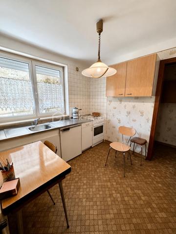 💛 Famille nombreuse, famille recomposée, profession libérale, revenu locatif ou projet intergénérationnel… Cette propriété s'adapte à tous vos projets de vie !

Nathalie Cordier vous propose :
Située dans le quartier du Breckelberg, en lisière de forêt, cette maison individuelle construite en 1966 offre un cadre de vie agréable, alliant calme, nature et proximité des commodités. Édifiée sur un terrain clos et arboré d'environ 12 ares, elle développe environ 175 m² habitables et séduira par ses beaux volumes, sa fonctionnalité et ses nombreuses possibilités d'aménagement.

📍 Un emplacement idéal 
•	🇩🇪 À seulement 5 minutes de la frontière allemande
•	🚗 35 minutes de Metz
•	🇱🇺 50 minutes du Luxembourg

🏠 La maison principale 
Entièrement de plain-pied, elle comprend une spacieuse entrée avec placard, une cuisine équipée, un vaste salon-séjour lumineux, 4 chambres, une salle de bains avec douche, baignoire et double vasque, ainsi qu'un WC indépendant.

🌟 Un appartement indépendant 
En rez-de-jardin, cet espace comprend un salon-séjour, une cuisine, une chambre, une salle de bains avec WC ainsi qu'un débarras.

💡 Idéal pour :
✔️ une profession libérale ou une activité indépendante ;
✔️ accueillir un adolescent ou un proche ;
✔️ loger des parents ou grands-parents ;
✔️ créer un revenu locatif.

🚀 Un beau potentiel d'évolution 
Les combles, déjà desservis par un escalier maçonné, offrent plus de 100 m² aménageables, permettant de créer 3 à 4 chambres supplémentaires, une suite parentale, un bureau, une salle de jeux ou tout autre espace selon vos besoins.

🔧 Sous-sol complet 
Cellier, atelier, plusieurs caves ainsi qu'un double garage avec accès par l'arrière de la maison.

🛠️ Les caractéristiques techniques 
✅ 🆕 Toiture neuve (2025)
✅ 🪟 Fenêtres PVC double vitrage avec volets PVC
✅ 🚪 Portail motorisé avec télécommande
✅ 🚨 Alarme
✅ 🔥 Chauffage au gaz (chaudière d'environ 20 ans)
✅ 💧 Production d'eau chaude par ballon électrique

⭐ Les points forts 
✅ 🏡 Appartement indépendant de plain-pied
✅ 🚀 Plus de 100 m² de combles aménageables
✅ 🌳 Terrain clos et arboré d'environ 12 ares
✅ ☀️ Terrasse
✅ 🚗 Double garage
✅ 💰 Taxe foncière : 1 200 € / an

🔑 Grâce à sa conception unique, cette propriété séduira les acquéreurs à la recherche d'un bien capable de s'adapter à leurs projets de vie. Son appartement indépendant, ses combles aménageables de plus de 100 m² et son environnement en lisière de forêt en font une maison aussi pratique que polyvalente. Quelques travaux de rafraîchissement permettront de la personnaliser selon vos envies et d'en révéler tout le potentiel.

📞 Pour tout renseignement complémentaire ou pour organiser une visite, je me tiens à votre disposition afin de vous faire découvrir cette maison et répondre à toutes vos questions.
