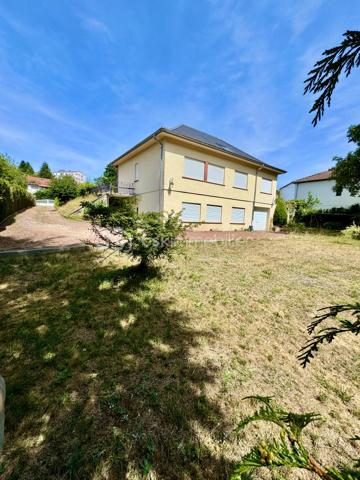 💛 Famille nombreuse, famille recomposée, profession libérale, revenu locatif ou projet intergénérationnel… Cette propriété s'adapte à tous vos projets de vie !

Nathalie Cordier vous propose :
Située dans le quartier du Breckelberg, en lisière de forêt, cette maison individuelle construite en 1966 offre un cadre de vie agréable, alliant calme, nature et proximité des commodités. Édifiée sur un terrain clos et arboré d'environ 12 ares, elle développe environ 175 m² habitables et séduira par ses beaux volumes, sa fonctionnalité et ses nombreuses possibilités d'aménagement.

📍 Un emplacement idéal 
•	🇩🇪 À seulement 5 minutes de la frontière allemande
•	🚗 35 minutes de Metz
•	🇱🇺 50 minutes du Luxembourg

🏠 La maison principale 
Entièrement de plain-pied, elle comprend une spacieuse entrée avec placard, une cuisine équipée, un vaste salon-séjour lumineux, 4 chambres, une salle de bains avec douche, baignoire et double vasque, ainsi qu'un WC indépendant.

🌟 Un appartement indépendant 
En rez-de-jardin, cet espace comprend un salon-séjour, une cuisine, une chambre, une salle de bains avec WC ainsi qu'un débarras.

💡 Idéal pour :
✔️ une profession libérale ou une activité indépendante ;
✔️ accueillir un adolescent ou un proche ;
✔️ loger des parents ou grands-parents ;
✔️ créer un revenu locatif.

🚀 Un beau potentiel d'évolution 
Les combles, déjà desservis par un escalier maçonné, offrent plus de 100 m² aménageables, permettant de créer 3 à 4 chambres supplémentaires, une suite parentale, un bureau, une salle de jeux ou tout autre espace selon vos besoins.

🔧 Sous-sol complet 
Cellier, atelier, plusieurs caves ainsi qu'un double garage avec accès par l'arrière de la maison.

🛠️ Les caractéristiques techniques 
✅ 🆕 Toiture neuve (2025)
✅ 🪟 Fenêtres PVC double vitrage avec volets PVC
✅ 🚪 Portail motorisé avec télécommande
✅ 🚨 Alarme
✅ 🔥 Chauffage au gaz (chaudière d'environ 20 ans)
✅ 💧 Production d'eau chaude par ballon électrique

⭐ Les points forts 
✅ 🏡 Appartement indépendant de plain-pied
✅ 🚀 Plus de 100 m² de combles aménageables
✅ 🌳 Terrain clos et arboré d'environ 12 ares
✅ ☀️ Terrasse
✅ 🚗 Double garage
✅ 💰 Taxe foncière : 1 200 € / an

🔑 Grâce à sa conception unique, cette propriété séduira les acquéreurs à la recherche d'un bien capable de s'adapter à leurs projets de vie. Son appartement indépendant, ses combles aménageables de plus de 100 m² et son environnement en lisière de forêt en font une maison aussi pratique que polyvalente. Quelques travaux de rafraîchissement permettront de la personnaliser selon vos envies et d'en révéler tout le potentiel.

📞 Pour tout renseignement complémentaire ou pour organiser une visite, je me tiens à votre disposition afin de vous faire découvrir cette maison et répondre à toutes vos questions.