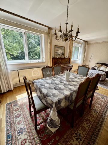 💛 Famille nombreuse, famille recomposée, profession libérale, revenu locatif ou projet intergénérationnel… Cette propriété s'adapte à tous vos projets de vie !

Nathalie Cordier vous propose :
Située dans le quartier du Breckelberg, en lisière de forêt, cette maison individuelle construite en 1966 offre un cadre de vie agréable, alliant calme, nature et proximité des commodités. Édifiée sur un terrain clos et arboré d'environ 12 ares, elle développe environ 175 m² habitables et séduira par ses beaux volumes, sa fonctionnalité et ses nombreuses possibilités d'aménagement.

📍 Un emplacement idéal 
•	🇩🇪 À seulement 5 minutes de la frontière allemande
•	🚗 35 minutes de Metz
•	🇱🇺 50 minutes du Luxembourg

🏠 La maison principale 
Entièrement de plain-pied, elle comprend une spacieuse entrée avec placard, une cuisine équipée, un vaste salon-séjour lumineux, 4 chambres, une salle de bains avec douche, baignoire et double vasque, ainsi qu'un WC indépendant.

🌟 Un appartement indépendant 
En rez-de-jardin, cet espace comprend un salon-séjour, une cuisine, une chambre, une salle de bains avec WC ainsi qu'un débarras.

💡 Idéal pour :
✔️ une profession libérale ou une activité indépendante ;
✔️ accueillir un adolescent ou un proche ;
✔️ loger des parents ou grands-parents ;
✔️ créer un revenu locatif.

🚀 Un beau potentiel d'évolution 
Les combles, déjà desservis par un escalier maçonné, offrent plus de 100 m² aménageables, permettant de créer 3 à 4 chambres supplémentaires, une suite parentale, un bureau, une salle de jeux ou tout autre espace selon vos besoins.

🔧 Sous-sol complet 
Cellier, atelier, plusieurs caves ainsi qu'un double garage avec accès par l'arrière de la maison.

🛠️ Les caractéristiques techniques 
✅ 🆕 Toiture neuve (2025)
✅ 🪟 Fenêtres PVC double vitrage avec volets PVC
✅ 🚪 Portail motorisé avec télécommande
✅ 🚨 Alarme
✅ 🔥 Chauffage au gaz (chaudière d'environ 20 ans)
✅ 💧 Production d'eau chaude par ballon électrique

⭐ Les points forts 
✅ 🏡 Appartement indépendant de plain-pied
✅ 🚀 Plus de 100 m² de combles aménageables
✅ 🌳 Terrain clos et arboré d'environ 12 ares
✅ ☀️ Terrasse
✅ 🚗 Double garage
✅ 💰 Taxe foncière : 1 200 € / an

🔑 Grâce à sa conception unique, cette propriété séduira les acquéreurs à la recherche d'un bien capable de s'adapter à leurs projets de vie. Son appartement indépendant, ses combles aménageables de plus de 100 m² et son environnement en lisière de forêt en font une maison aussi pratique que polyvalente. Quelques travaux de rafraîchissement permettront de la personnaliser selon vos envies et d'en révéler tout le potentiel.

📞 Pour tout renseignement complémentaire ou pour organiser une visite, je me tiens à votre disposition afin de vous faire découvrir cette maison et répondre à toutes vos questions.