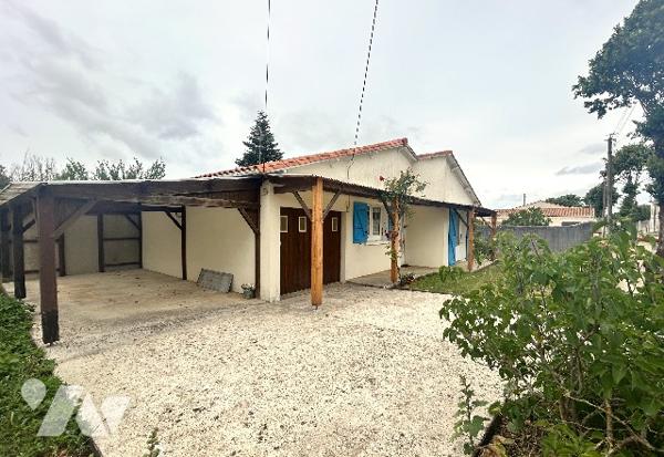 Proche du centre-ville, jolie maison des années 60 de plain-pied à rafraîchir avec garage et jardin.