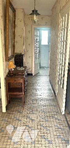 Proche du centre-ville, jolie maison des années 60 de plain-pied à rafraîchir avec garage et jardin.