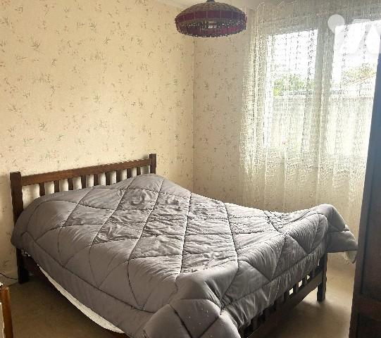 Proche du centre-ville, jolie maison des années 60 de plain-pied à rafraîchir avec garage et jardin.